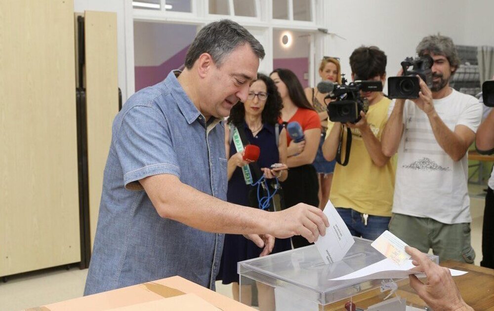 Aitor Esteban, cabeza de lista del PNV por Bizkaia, vota el 23J