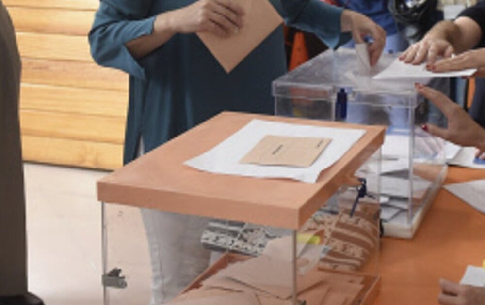 Mujer ejerce su derecho al voto