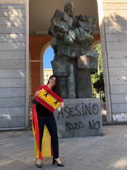 Macarena Olona ante la estatua vandalizada de Largo Caballero