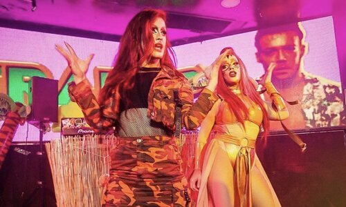 Ariel Rec y Killer Queen, hermanas drag, actuando en Ultrapop