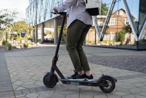 El uso de casco en patinetes eléctricos es obligatorio