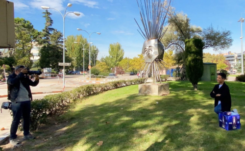 Levi Díaz posa para los medios ante la escultura que Amadeo Gabino diseñó para el escenario de Eurovisión 1969.