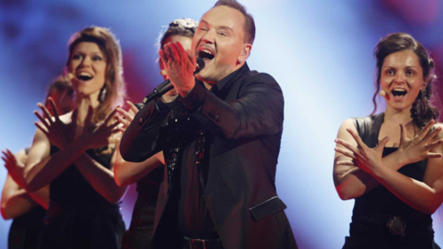 Knez en el escenario de Eurovisión