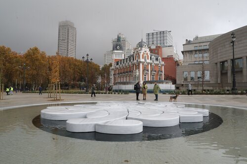 Nueva fuente frente al Senado en la renovada Plaza de España