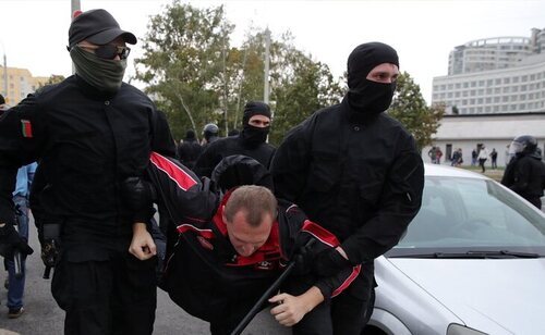 Un grupo de agentes reprime a un manifestante durante una protesta en Minsk