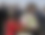 Las mujeres son obligadas a portar el pelo largo con dos coletas en trenzas: en imagen, dos niños entregan flores al presidente chino, Xi Jinping, imagen de sustitución