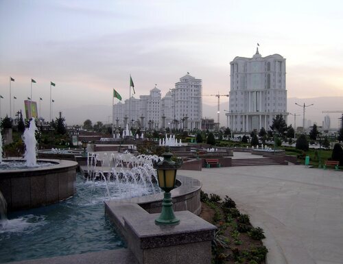 Asjabad destaca por sus edificios de mármol blanco y sus calles totalmente vacías