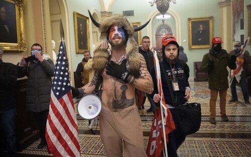 Asaltantes radicales en el interior del Capitolio de Estados Unidos