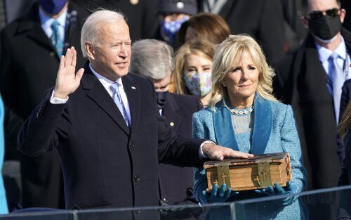 Joe Biden jurando el cargo en la toma de posesión como presidente de EEUU