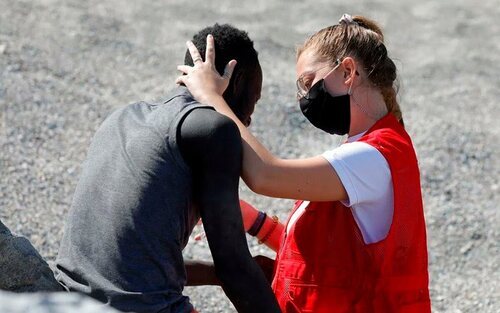 Luna, voluntaria de Cruz Roja, ayudado a Abdou, que cruzó la frontera en Ceuta