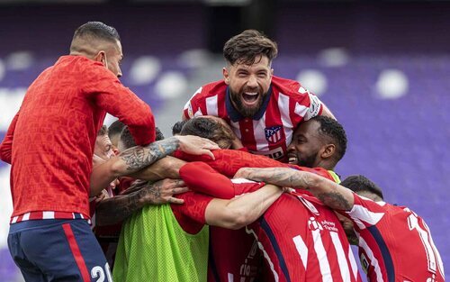 Los jugadores del Atlético de Madrid celebran que son campeones de Liga