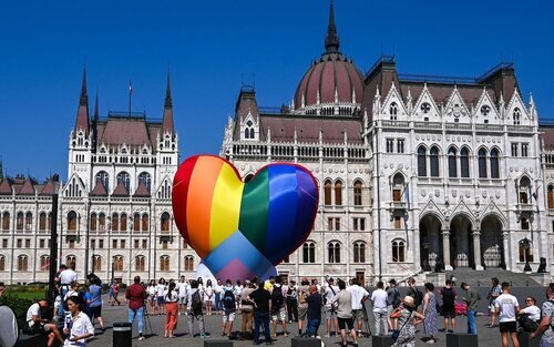 Corazón con los colores del colectivo LGTBI ante el Parlamento de Hungría
