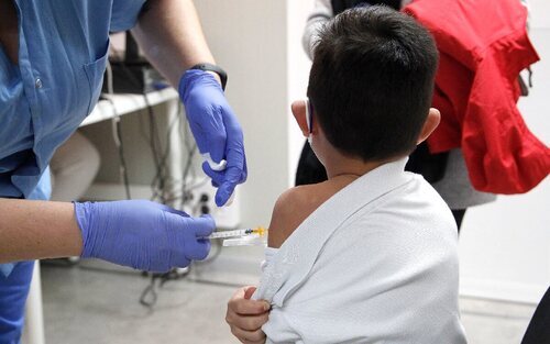 Los menores de 12 años han comenzado a recibir la vacuna