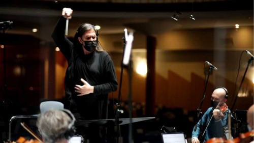 Pepe Herrero dirigiendo la orquesta de RTVE.