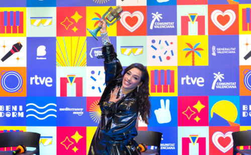 Chanel sostiene el trofeo del Benidorm Fest. Fuente: RTVE