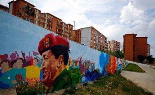 Los carteles que loan a Hugo Chávez se encuentran por sus calles