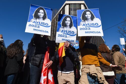Manifestación ante la sede nacional del PP en Génova en apoyo a Isabel Díaz Ayuso