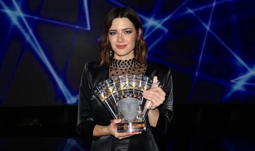 Mia Dimsic sostiene el trofeo que le acredita como ganadora del Dora 2022.