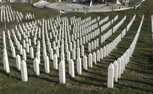 La masacre de Srebrenica fue el asesinato planificado de 8.000 personas de etnia Bosnia musulmana perpetrados por serbios de Bosnia