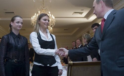 Alina Kabaeva con Vladimir Putin en 2004.