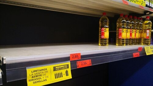 Cartel anunciando la limitación en la compra de aceite de girasol