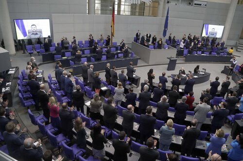 Ovación a Volodímir Zelenski tras su intervención en el Bundestag