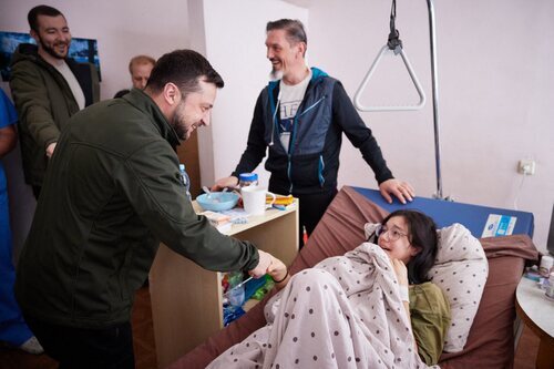 Volodímir Zelenski visitando a los heridos por la guerra en un hospital de Kiev