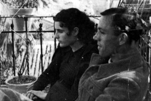 Miguel Hernández junto a su esposa Josefina Manresa hacia 1937