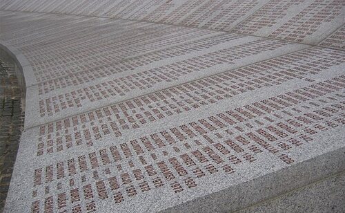 Mural en recuerdo de las víctimas por la masacre de Srebenica.