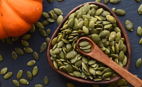 Las semillas de calabaza son un buen complemento en ensaladas