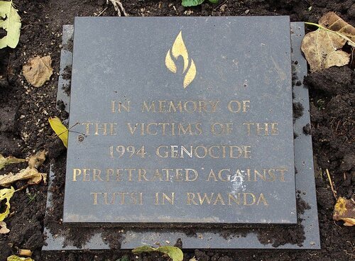 Placa en memoria de las víctimas del genocidio en Liverpool