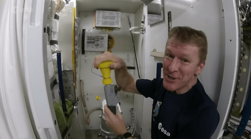 Astronauta responde cómo hacen para ir al baño en el espacio