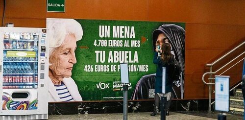 Cartel xenófobo de VOX señalando a los menores no acompñaados