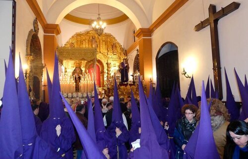 Nazarenos de morado en Semana Santa