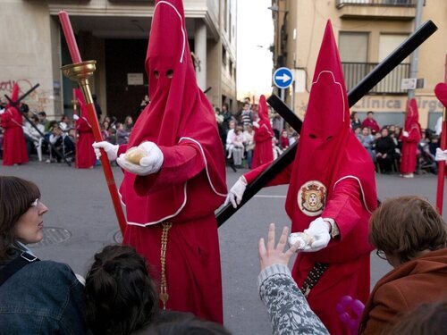 Nazarenos de rojo en Semana Santa