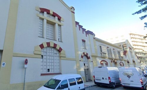 Parte de la fachada del edificio Gaybo que El Corte Inglés pone en venta en Málaga