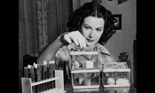 Hedy Lamarr con uno de sus inventos