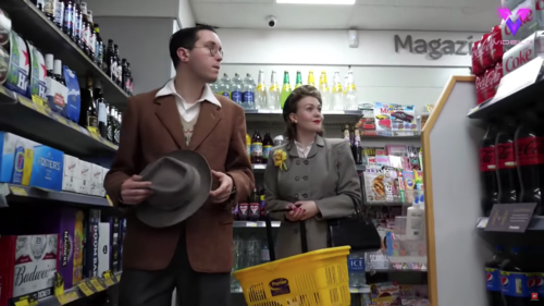 Gregson Kirby y Liberty Avery en un supermercado