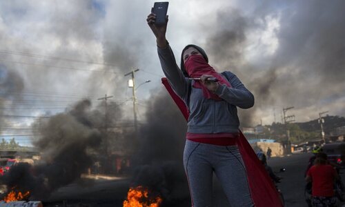 Mujer en un manifestación en Honduras