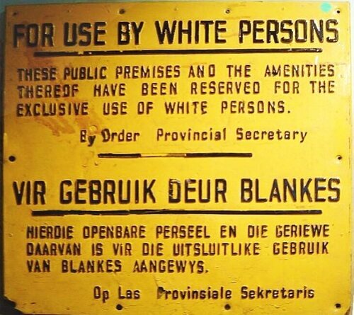 Un cartel veta únicamente el acceso a un servicio público a las personas de piel blanca