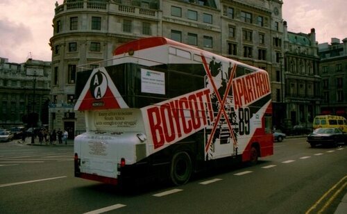 Campaña de boicot al apartheid en un autobús de Londres