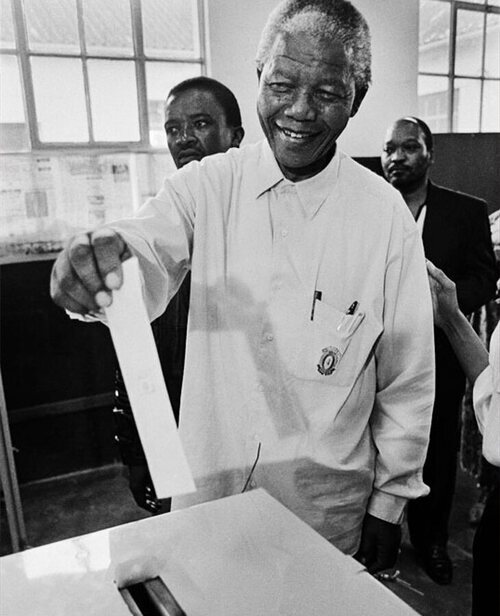 Nelson Mandela vota en las elecciones de 1994, donde arrasó con más del 60% de los votos