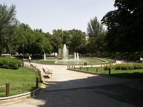 La fuente principal del parque, con las rocas del muro en medio.