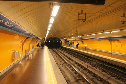 Andén de la estación Tirso de Molina