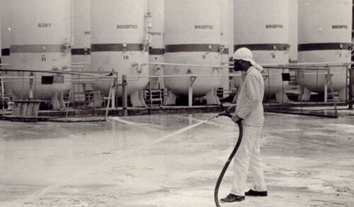 Un operario del centro nuclear de Chernóbyl limpiando restos de radiación