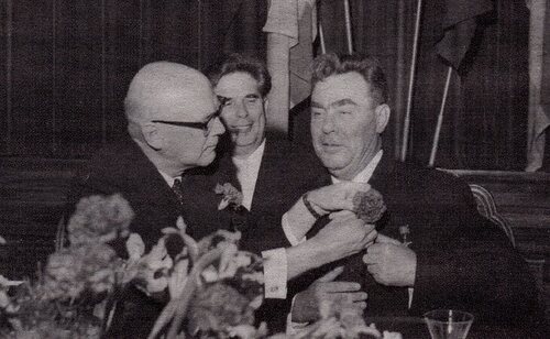 El presidente finlandés, Urho Kekkonen, coloca un clavel rojo en el ojal del presidente soviético, Leonid Brézhnev, en un almuerzo en la embajada soviética