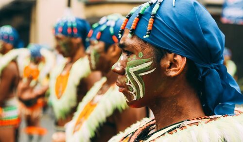 Filipinos vestidos como indígenas