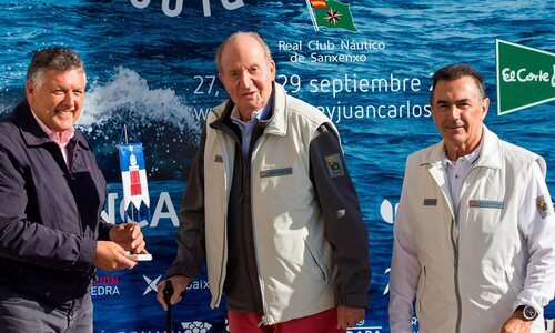 Juan Carlos I en la regata de Sanxenxo 2019 junto a Pedro Campos (dcha)