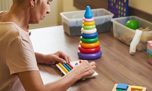 Mujer con un juego para la agilidad mental