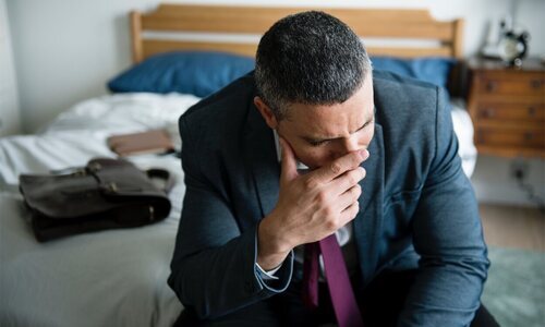 Hombre llorando en su habitación